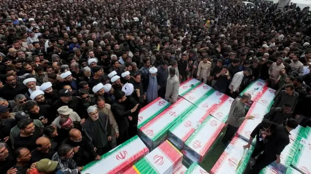 جثامين ملفوفة بالعلم الإيراني بين الحشود