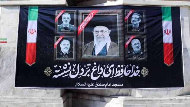 بنر یادبود علی خامنه‌ای و دیگر مقامات کشته شده در حملات اسرائیل و آمریکا