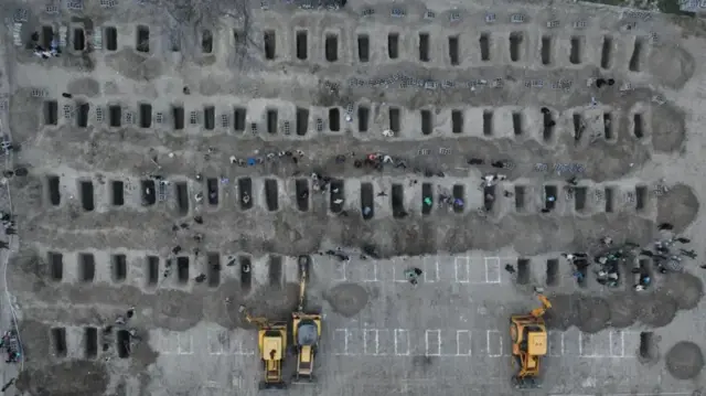 صورة وزعتها إدارة الصحافة الخارجية الإيرانية تظهر من الأعلى تجهيز قبور لضحايا الغارة على مدرسة للبنات في ميناب
