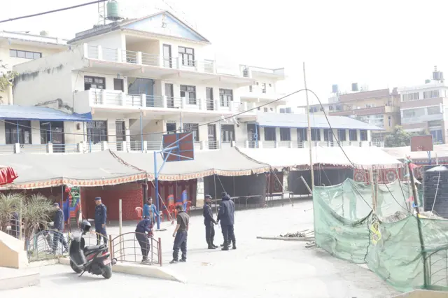 काठमाण्डूको कागेश्वरी मनहराको पेप्सिकोलास्थित गान्धी आदर्श माध्यमिक विद्यालयमा निर्वाचनका लागि मतदानस्थल तयार गरिँदै