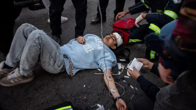 نیروهای هلال احمر یک مجروح حمله هوایی را مداوا می‌کنند