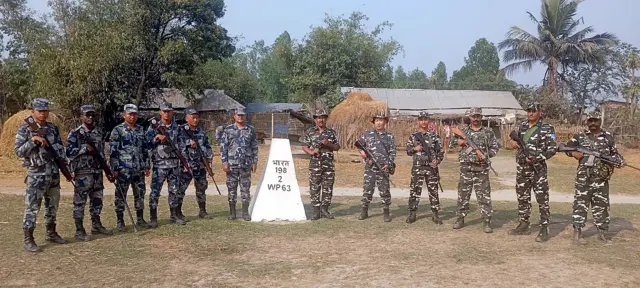 सुनसरीको कोशी गाउँपालिकास्थित लौकही सीमानाका क्षेत्रमा संयुक्त गस्ती गर्दै सशस्त्र प्रहरी र भारतीय एसएसबी बल