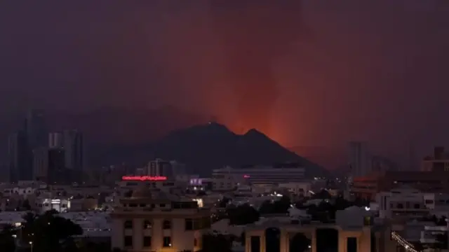 تصاعد الدخان في منطقة للنفط بالفجيرة بالإمارات ليلا، إثر حريق نجم عن حطام بعد اعتراض الدفاعات الجوية لطائرة مسيّرة في 3 مارس/آذار