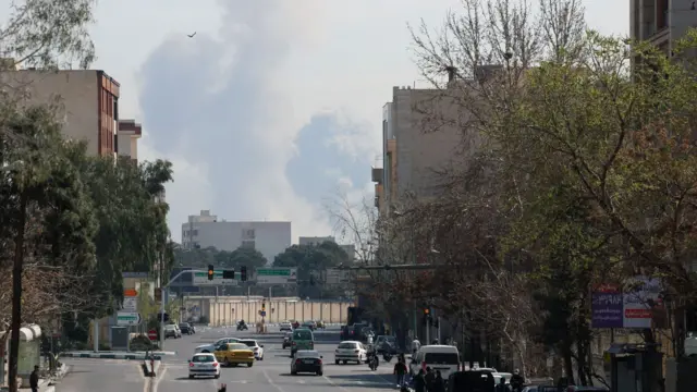 آثار دود پس از انفجار در مرکز تهران