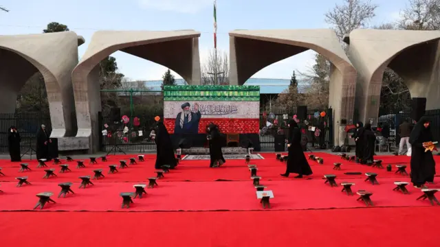 گروهی از زنان آماده برگزاری مراسم یادبود آقای خامنه‌ای جلوی ورودی دانشگاه تهران می‌شوند