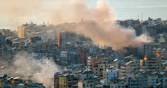 Umwotsi uzamuka hejuru y'inyubako ndende