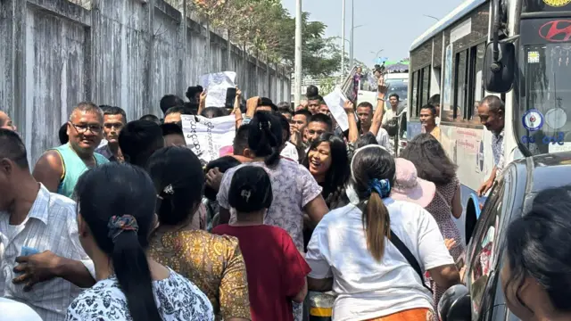 မတ် ၂ ရက် အင်းစိန်ထောင်ရှေ့ မြင်ကွင်း