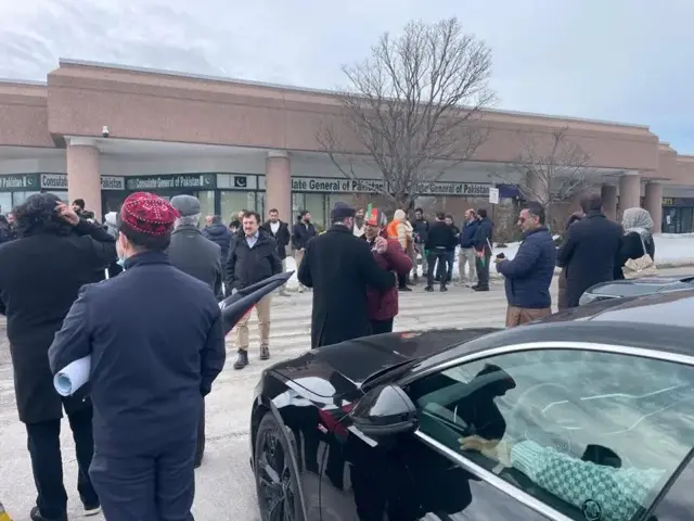 تجمع اعتراضی شماری از افغان‌های مقیم کانادا مقابل قونسلگری پاکستان در شهر تورنتو