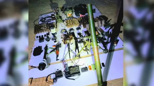 سلاح‌ها و تجهیزات نظامی که طالبان ادعا می کند از نزد نیروهای پاکستانی تصرف کرده‌اند.