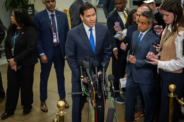 Марко Рубио беседует с журналистами перед брифингом