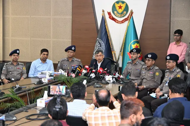 স্বরাষ্ট্রমন্ত্রী সালাহউদ্দিন আহমদ বুধবার ডিএমপি সদর দপ্তরে উর্ধ্বতন পুলিশ কর্মকর্তাদের সাথে এক মতবিনিময় সভা শেষে সাংবাদিকদের ব্রিফ করেন।