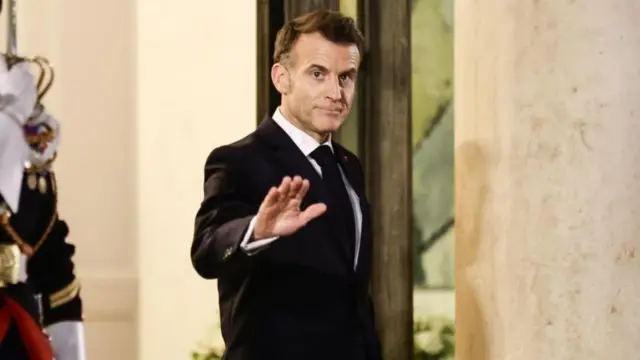 Emmanuel Macron acenando.