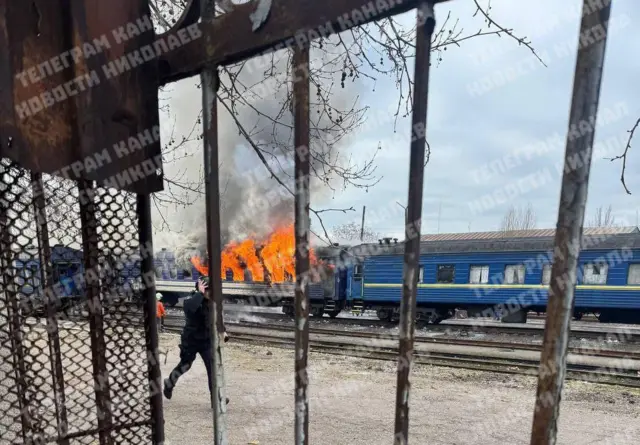 Телаграм-канал «Новости Николаев» опубликовал видео и фото попавшего под уда поезда