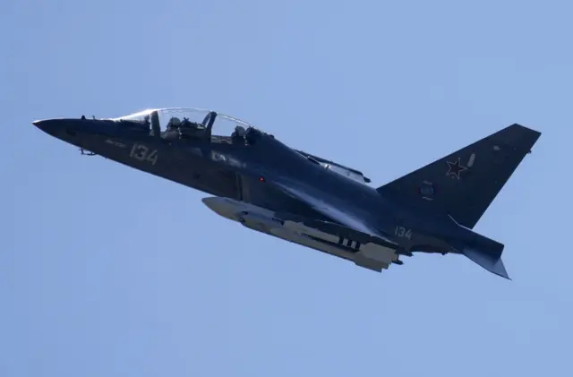 Як-130 в небе во время авиашоу в Кубинке в 2022 году