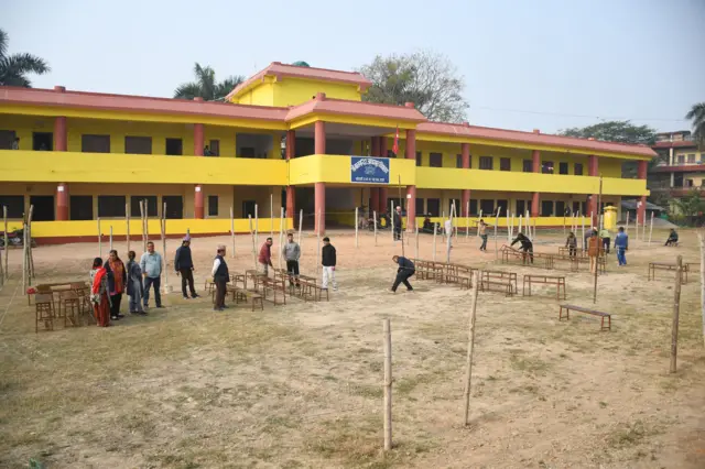 दाङको घोराही उपमहानगरपालिका–१४ स्थित बालमन्दिरमा मतदानका लागि आवश्यक तयारी गरिँदै