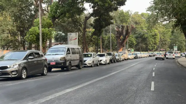 မတ် ၃ ရက် ရန်ကုန်မြို့မှာ စက်သုံးဆီတန်းစီနေတဲ့ မြင်ကွင်း