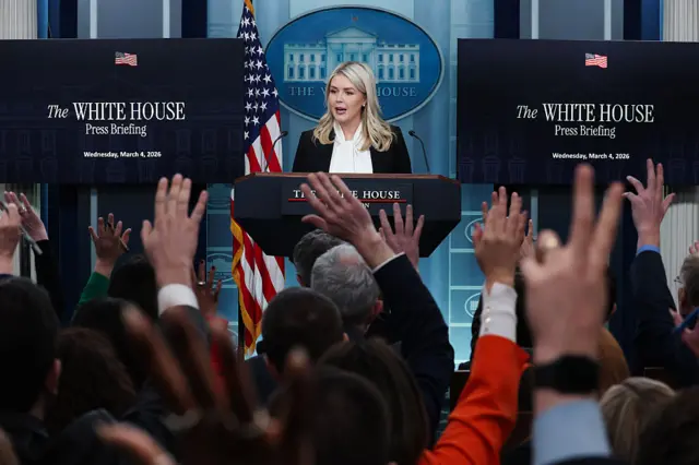 Beyaz Saray Basın Sözcüsü Karoline Leavitt basın toplantısı düzenliyor.