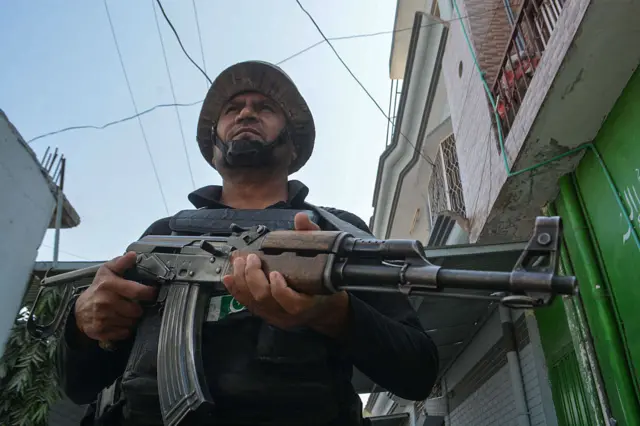 یک نیروی نظامی پاکستان که سلاح به‌دست دارد و در حال آماده‌باش قرار دارد