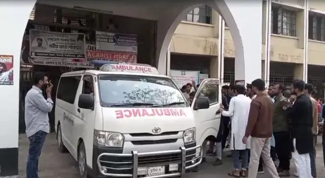 আহত কর্মচারীকে উদ্ধার করে হাসপাতালে নেওয়া হয়েছে