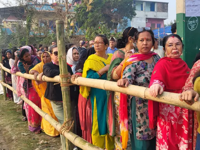 विराटनगरमा मतदानका लागि लामबद्ध मतदाताहरू