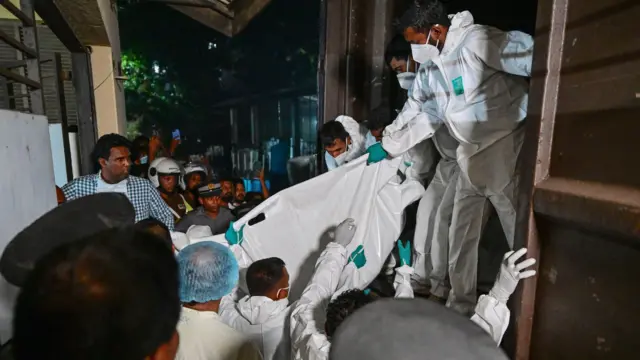 إنزال جثث البحارة الإيرانيين القتلى من مركبة في مستشفى كارابيتيا في جالي، سريلانكا.