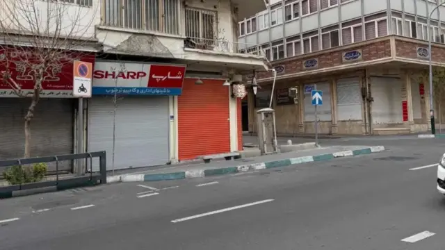 Rua vazia em Teerã