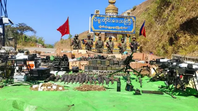 ရခိုင်နဲ့ ပဲခူးအစပ် မိုးထိတောင်စခန်းကနေ သိမ်းပိုက်ရရှိတဲ့လက်နက်တွေနဲ့ အေအေတပ်ဖွဲ့ဝင်တွေ (ပုံဟောင်း)