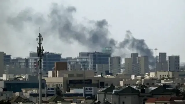 سحابة من الدخان تتصاعد فوق مباني في الدوحة