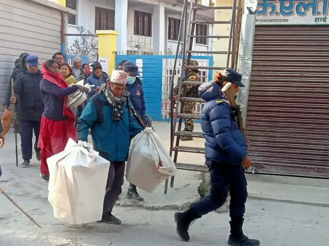 मतपेटिका ओसारिँदै