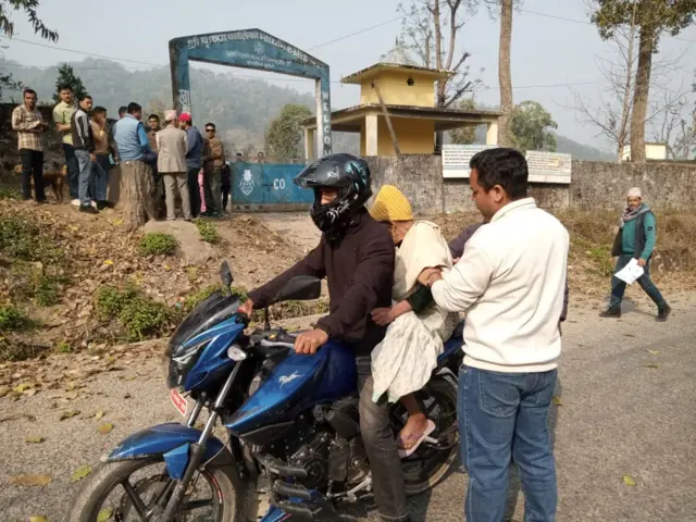 डडेल्धुराका एक वृद्ध मतदाता