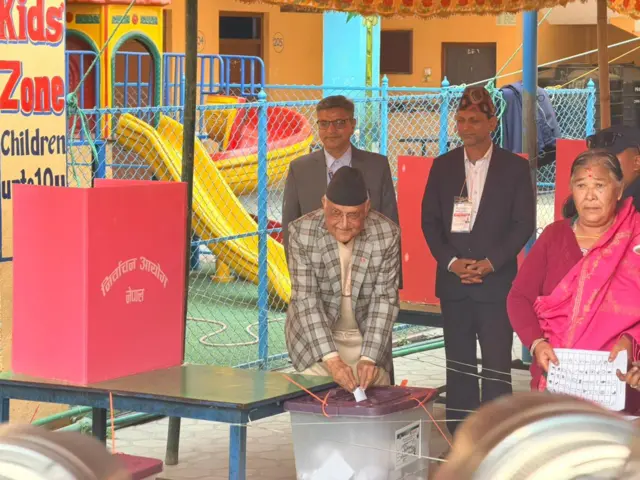 एमाले अध्यक्ष तथा पूर्वप्रधानमन्त्री केपी ओलीले भक्तपुरस्थित बालकोटमा मतदान गरेका छन्।