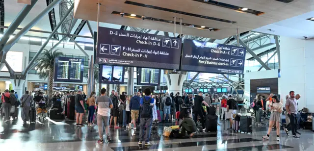 سلطنة عمان تتخذ خطوات لتيسير عودة الأجانب المقيمين في دول مجلس التعاون إلى بلدانهم