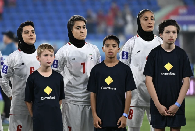 سکوت هنگام پخش سرود ملی پیش از بازی مقابل کره جنوبی