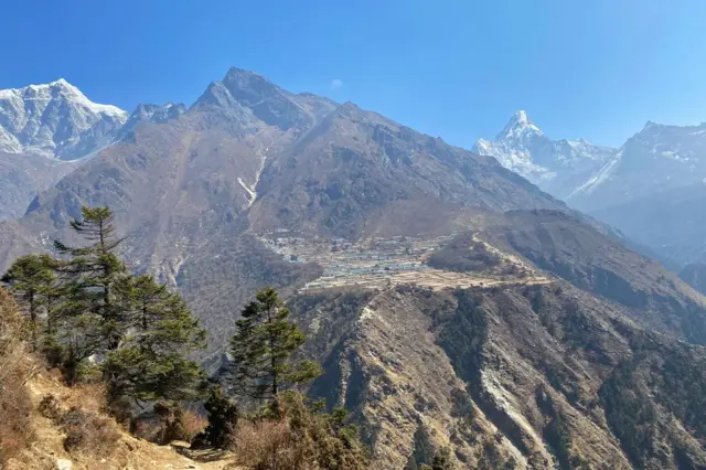 सगरमाथा क्षेत्रमा करिब ३८०० मिटर उचाइमा रहेको फोर्चे गाउँमा पनि मतदान भइरहेको छ