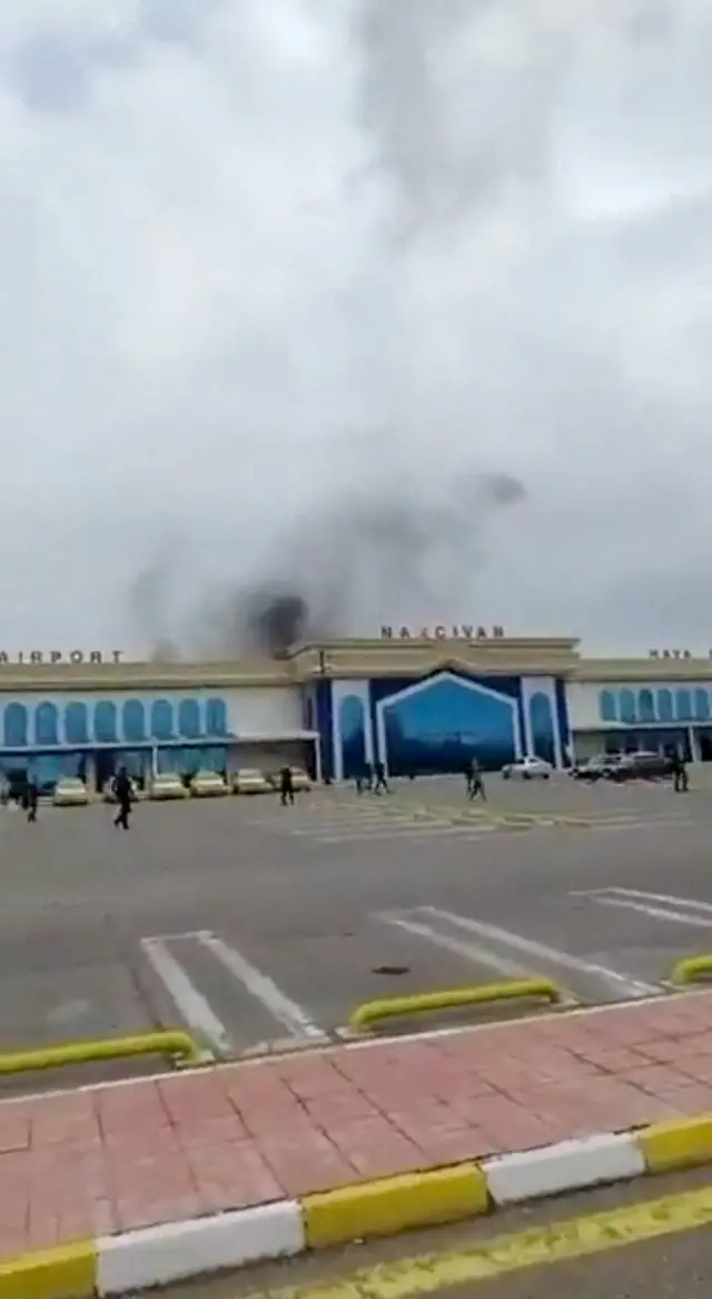 На скриншоте из видео в социальных сетях видно, как поднимается дым после взрыва беспилотника в аэропорту Нахичевани
