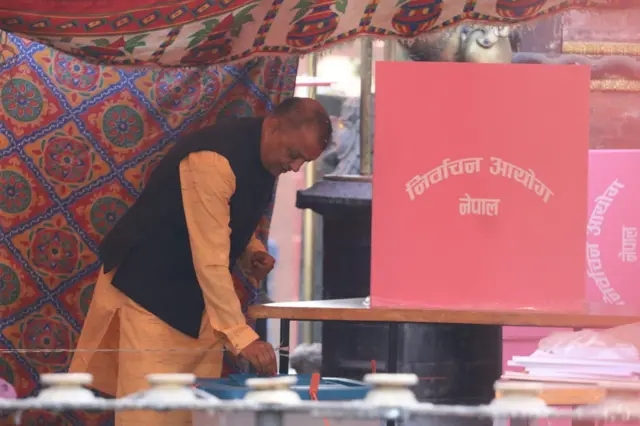 मतदान गर्दै गगन थापा