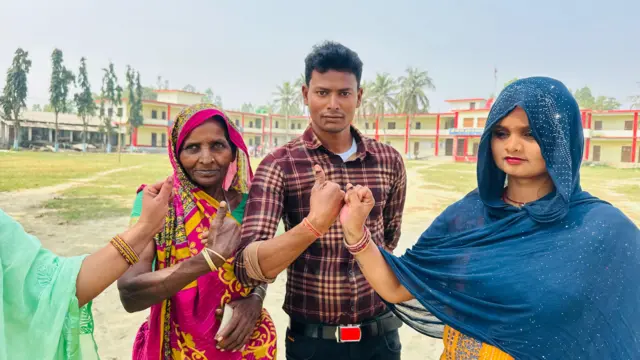 सर्लाही क्षेत्र नम्बर ४ का मतदाता मतदान गरिसकेपछि