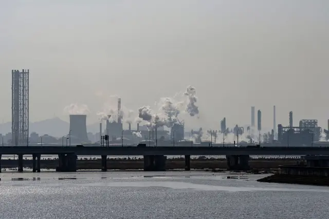 منشأة بتروكيماوية بالقرب من ميناء بيلون في نينغبو، الصين.