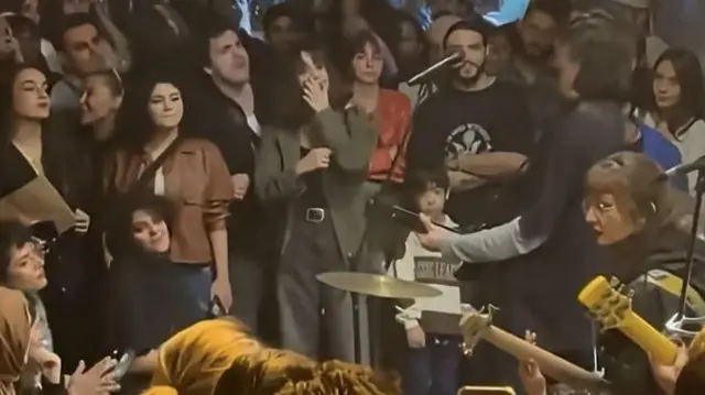 কয়েক মাস আগে ইরানের ইরানশাহর স্ট্রিটে একটি রক ব্যান্ডের খোলা জায়গায় গান গাওয়ার ভিডিও ভাইরাল হয়েছিল। এখন সেই রাস্তাটি একেবারে ফাঁকা।