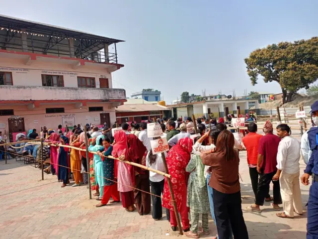 मतदान गर्द लाममा बसेका मतदाताहरू