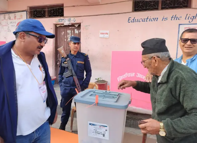 झापाको कमल गाउँपालिकाको एउटा बुथमा मतदान गर्दै एक वृद्ध