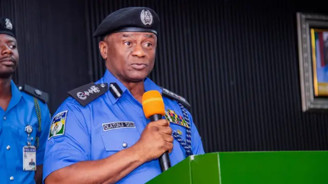 Foto Tunji Disu oge ọ na-agwa ndị uweojii okwu n'ọgbakọ ahụ ha nwere n'Abuja