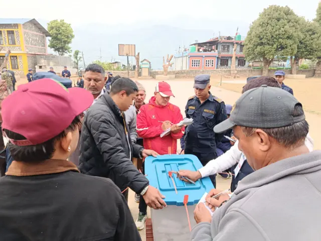 मतपेटिका सील गरिँदै