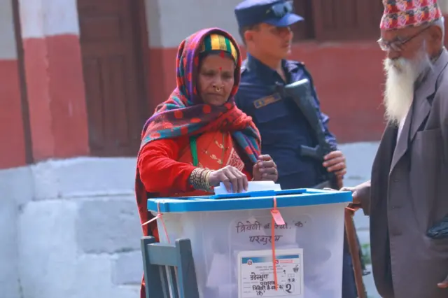 डडेल्धुरामा मतदात गरिरहेकी एक महिला