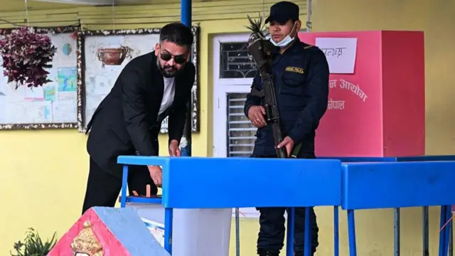 मतदान गर्दै बालेन्द्र शाह