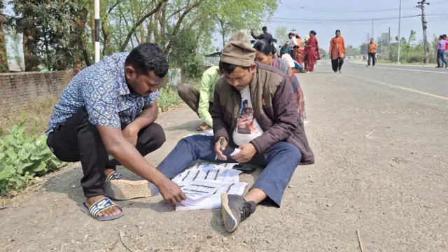 मतदाता नम्बर हेर्दै