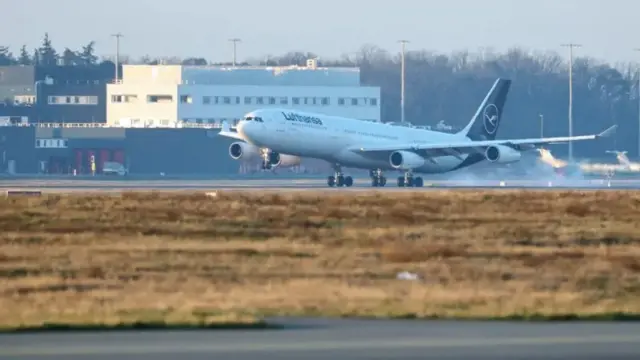 Avião aterrissa em aeroporto