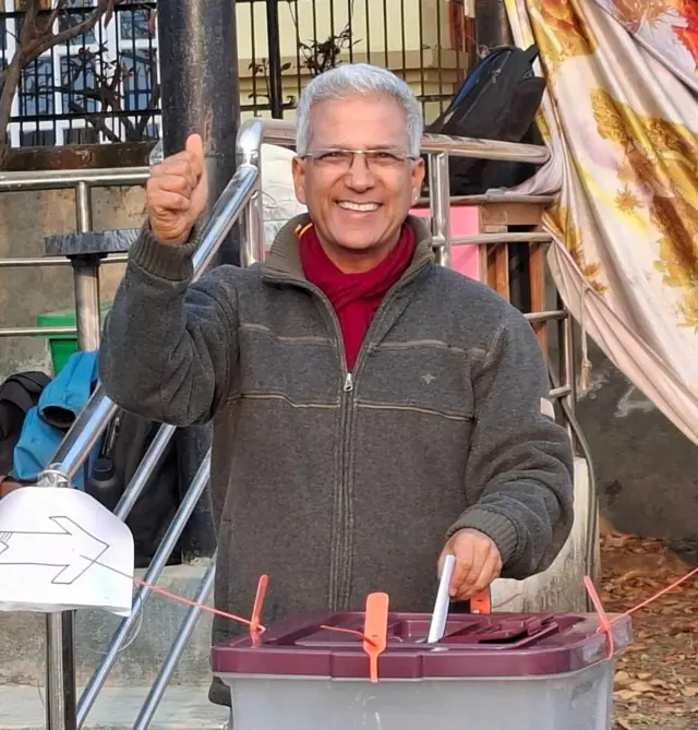 काठमाण्डू-१ बाट उम्मेदवार रहेका मिश्रले ललिपुरमा मतदान गरेका हुन्