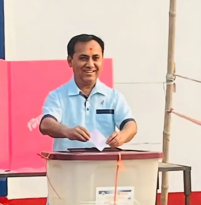 शर्माले झापाको क्षेत्र नम्बर १ मा मतदान गरेका हुन्