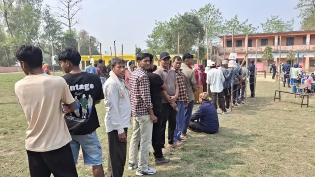 मतदानमा उभिएका मतदाता